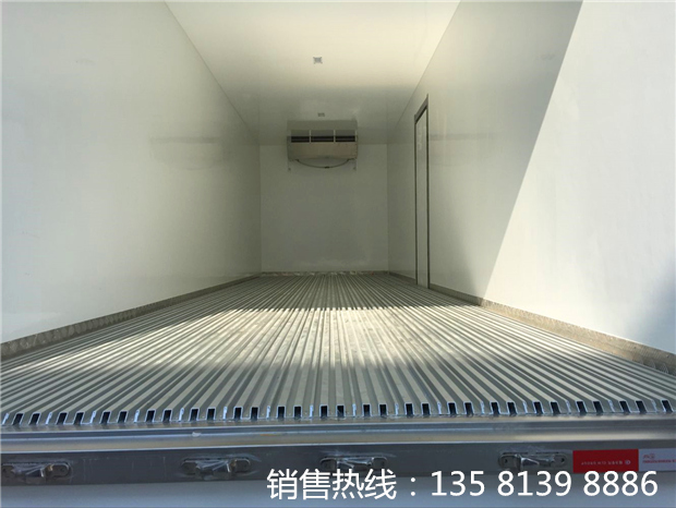 冷藏车车厢底部安装通风槽