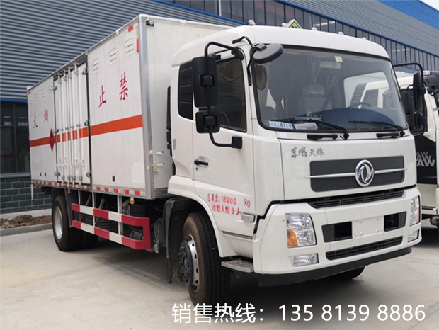 东风天锦6米6易燃气体厢式运输车